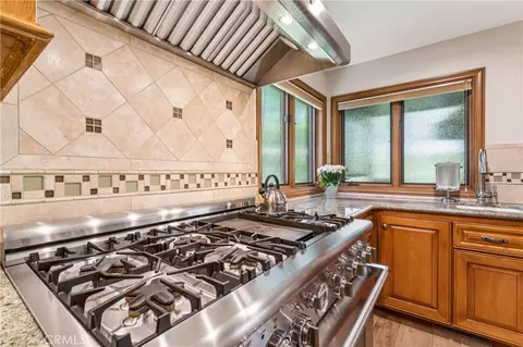 Kitchen - 27720 Hamiltair Dr, Lake Arrowhead, CA 92352 photo 5 of 7