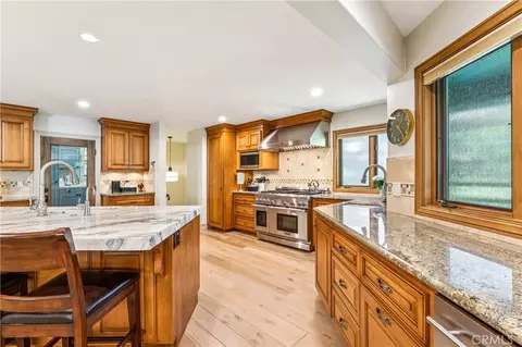 Kitchen - 27720 Hamiltair Dr, Lake Arrowhead, CA 92352 photo 3 of 7