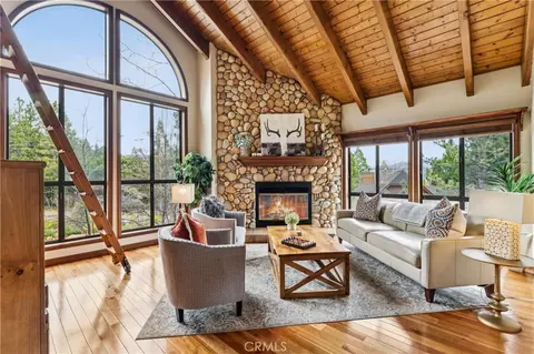 892 Nadelhorn Dr, Lake Arrowhead, CA 92352