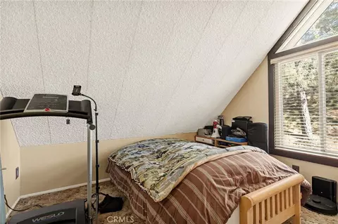 Bedroom - 807 Grass Vly, Lake Arrowhead, CA 92352 photo 6 of 7