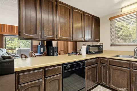 Kitchen - 807 Grass Vly, Lake Arrowhead, CA 92352 photo 1 of 2