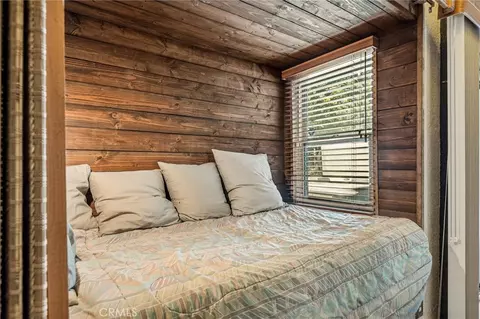Bedroom - 807 Grass Vly, Lake Arrowhead, CA 92352 photo 4 of 7