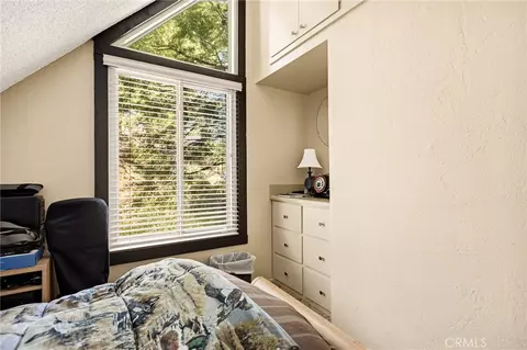Bedroom - 807 Grass Vly, Lake Arrowhead, CA 92352 photo 7 of 7