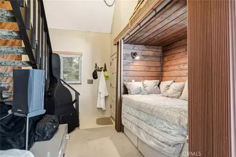 Bedroom - 807 Grass Vly, Lake Arrowhead, CA 92352 photo 3 of 7