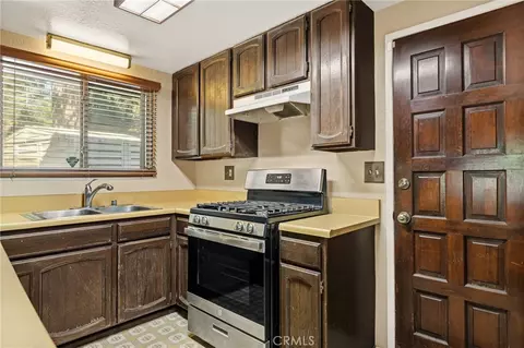 Kitchen - 807 Grass Vly, Lake Arrowhead, CA 92352 photo 2 of 2