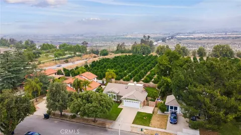 29 Hubbard Ct, Redlands, CA 92374