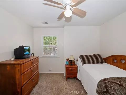 Bedroom - 28669 Teton Ln, Lake Arrowhead, CA 92352 photo 3 of 10