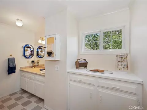 Bath - 28669 Teton Ln, Lake Arrowhead, CA 92352 photo 3 of 4