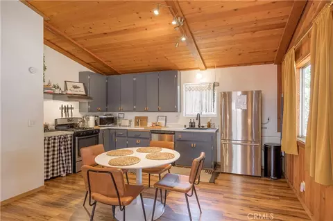Kitchen - 451 Cedar Ln, Sugarloaf, CA 92386 photo 5 of 5