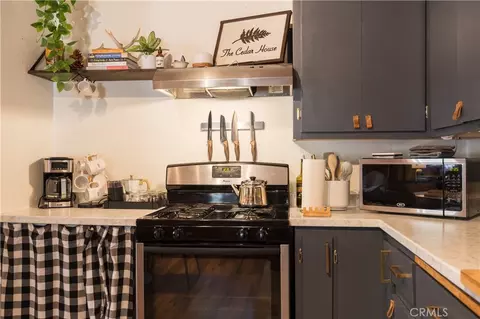 Kitchen - 451 Cedar Ln, Sugarloaf, CA 92386 photo 4 of 5
