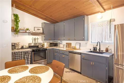 Kitchen - 451 Cedar Ln, Sugarloaf, CA 92386 photo 2 of 5