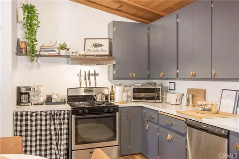 Kitchen - 451 Cedar Ln, Sugarloaf, CA 92386 photo 3 of 5
