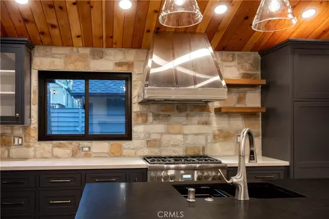Kitchen - 42763 Cedar Ave, Big Bear Lake, CA 92315 photo 6 of 10
