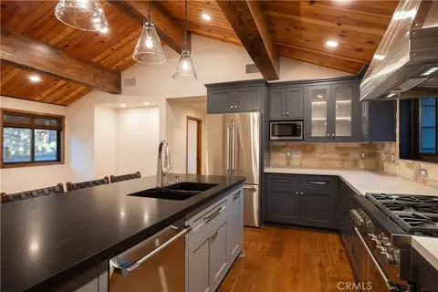 Kitchen - 42763 Cedar Ave, Big Bear Lake, CA 92315 photo 5 of 10