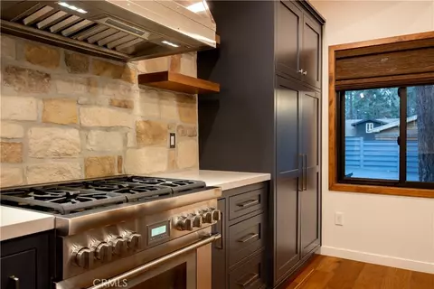 Kitchen - 42763 Cedar Ave, Big Bear Lake, CA 92315 photo 8 of 10