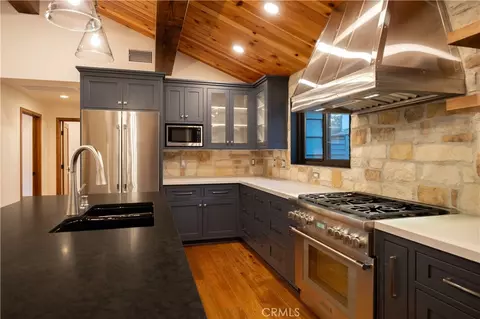 Kitchen - 42763 Cedar Ave, Big Bear Lake, CA 92315 photo 4 of 10