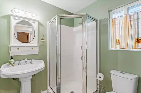 Bath - 1285 Yukon Dr, Lake Arrowhead, CA 92352 photo 3 of 3