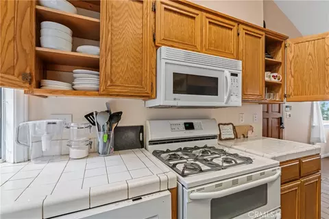 Kitchen - 1285 Yukon Dr, Lake Arrowhead, CA 92352 photo 2 of 3