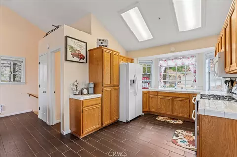 Kitchen - 1285 Yukon Dr, Lake Arrowhead, CA 92352 photo 1 of 3