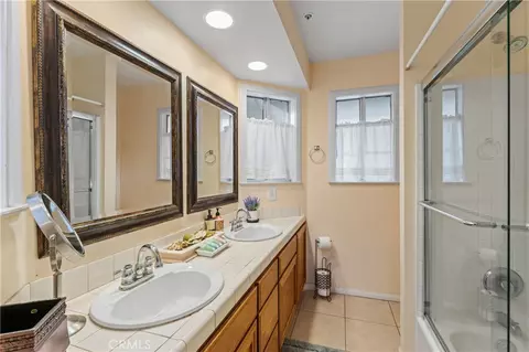Bath - 1285 Yukon Dr, Lake Arrowhead, CA 92352 photo 2 of 3