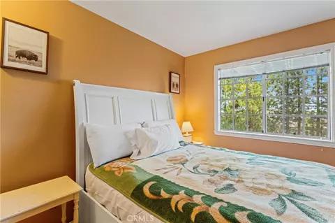 Bedroom - 1285 Yukon Dr, Lake Arrowhead, CA 92352 photo 3 of 5