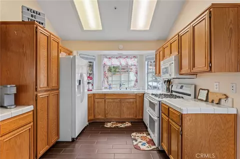 Kitchen - 1285 Yukon Dr, Lake Arrowhead, CA 92352 photo 3 of 3
