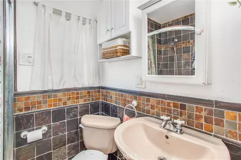Bath - 39429 Canyon Dr, Forest Falls, CA 92339 photo 1 of 1