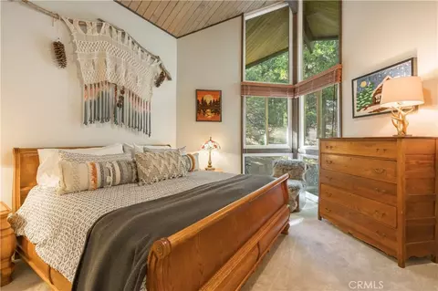 Bedroom - 238 Shasta Dr, Lake Arrowhead, CA 92352 photo 4 of 7