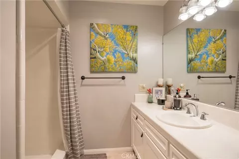 Bath - 238 Shasta Dr, Lake Arrowhead, CA 92352 photo 3 of 3