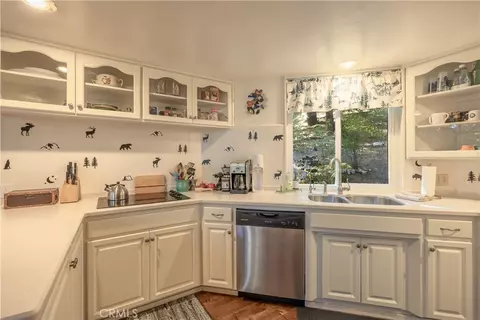 Kitchen - 238 Shasta Dr, Lake Arrowhead, CA 92352 photo 3 of 4