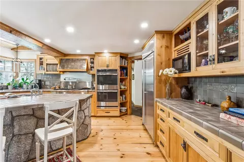 Kitchen - 28971 N Shore Rd, Lake Arrowhead, CA 92352 photo 4 of 5