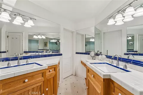 Bath - 28971 N Shore Rd, Lake Arrowhead, CA 92352 photo 2 of 4