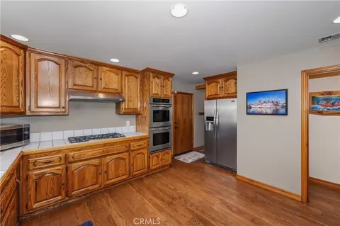 Kitchen - 27392 Peninsula Dr, Lake Arrowhead, CA 92352 photo 4 of 5