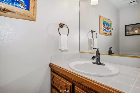 Bath - 27392 Peninsula Dr, Lake Arrowhead, CA 92352 photo 1 of 4
