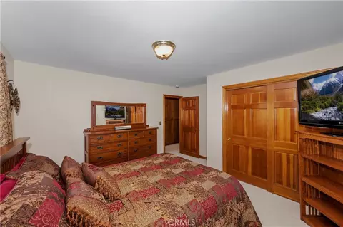 Bedroom - 27392 Peninsula Dr, Lake Arrowhead, CA 92352 photo 5 of 7