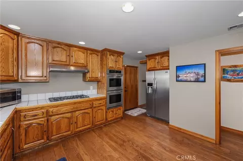 Kitchen - 27392 Peninsula Dr, Lake Arrowhead, CA 92352 photo 4 of 5