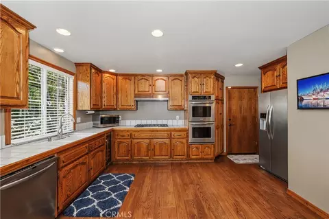 Kitchen - 27392 Peninsula Dr, Lake Arrowhead, CA 92352 photo 2 of 5