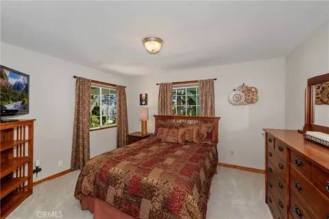 Bedroom - 27392 Peninsula Dr, Lake Arrowhead, CA 92352 photo 4 of 6