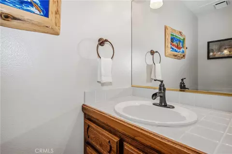 Bath - 27392 Peninsula Dr, Lake Arrowhead, CA 92352 photo 1 of 4