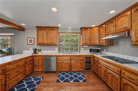 Kitchen - 27392 Peninsula Dr, Lake Arrowhead, CA 92352 photo 3 of 5