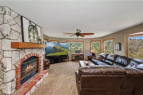 Living - 27392 Peninsula Dr, Lake Arrowhead, CA 92352 photo 4 of 7