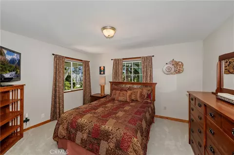 Bedroom - 27392 Peninsula Dr, Lake Arrowhead, CA 92352 photo 4 of 7
