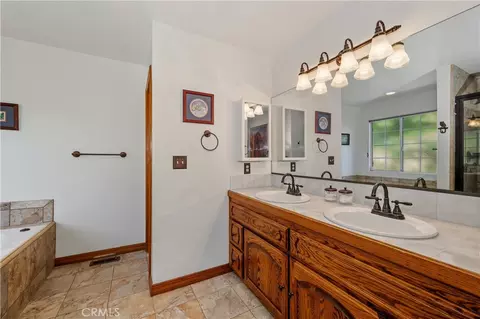 Bath - 27392 Peninsula Dr, Lake Arrowhead, CA 92352 photo 2 of 4