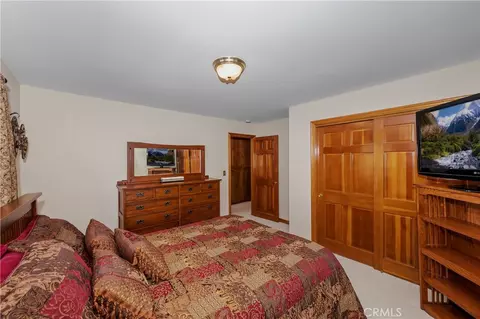 Bedroom - 27392 Peninsula Dr, Lake Arrowhead, CA 92352 photo 5 of 6