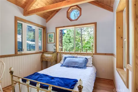 Bedroom - 9091 Mountain View Dr, Forest Falls, CA 92339 photo 6 of 7