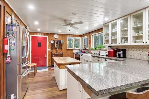 Kitchen - 9091 Mountain View Dr, Forest Falls, CA 92339 photo 2 of 3