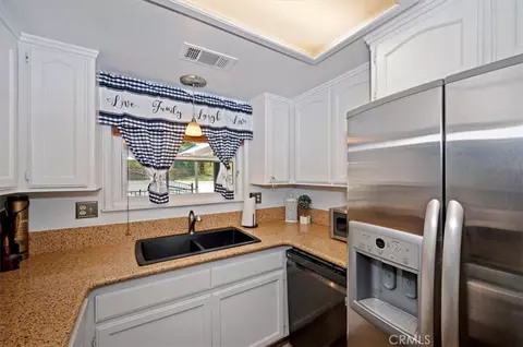 Kitchen - 395 Wylerhorn, Crestline, CA 92325 photo 3 of 4