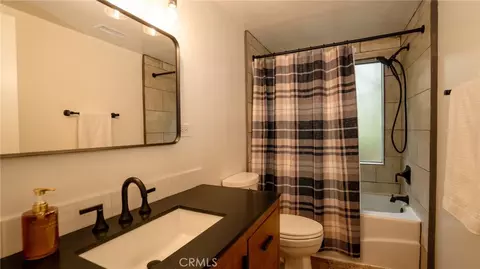Bath - 27820 Rainbow Dr, Lake Arrowhead, CA 92352 photo 2 of 3
