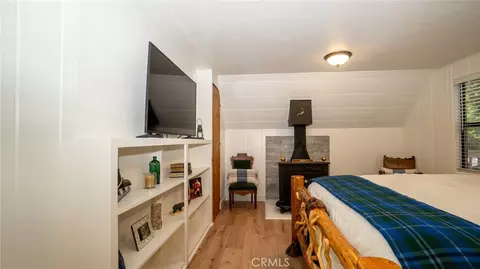 Bedroom - 27820 Rainbow Dr, Lake Arrowhead, CA 92352 photo 4 of 6