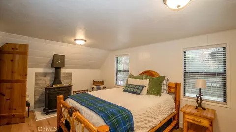 Bedroom - 27820 Rainbow Dr, Lake Arrowhead, CA 92352 photo 3 of 6